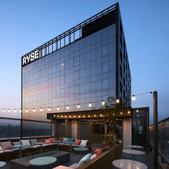 홍대 라이즈 오토그래프 컬렉션 호텔 외관